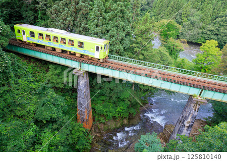 箱庭のような荒瀬川橋梁を渡る秋田内陸縦貫鉄道 箱庭のような荒瀬川橋梁を渡る秋田内陸縦貫鉄道 125810140