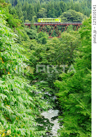 比立内川に架かる比立内橋梁を渡る緑色の秋田内陸線の気動車 比立内川に架かる比立内橋梁を渡る緑色の秋田内陸線の気動車 125810141