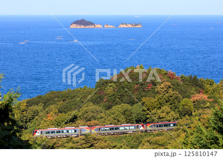 播磨灘を背景に難所・大坂峠を越える高徳線の快速列車 125810147