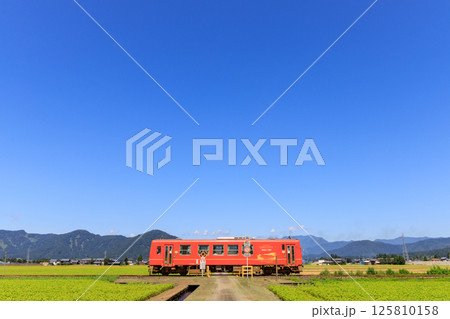 動堂の第4種踏切を通過する越美北線の単行気動車 125810158