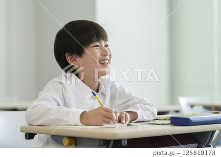 勉強する小学4年生の男の子 125810178