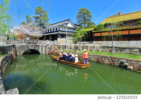 【岡山県】桜が満開の倉敷美観地区（舟流し） 125810335