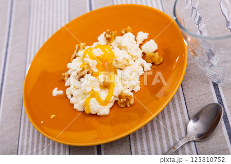 Cottage cheese with walnuts and honey 125810752