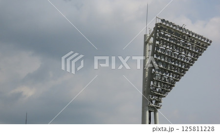 野球場の照明 125811228