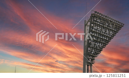 野球場の照明（夕暮れ） 125811251