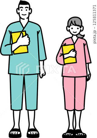 検査着を着て検査リストを持つ男女 125811371