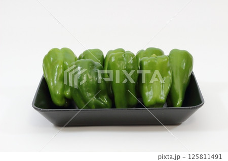 黒い皿の上のピーマン 125811491