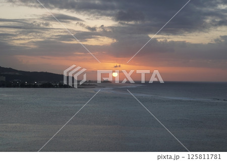 グアムの海と太陽 グアムの海と太陽 125811781