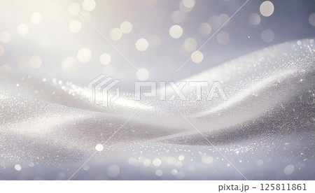 輝く光の粒子と柔らかでエレガントなシルバーの布　ゴージャスな冬の背景　クリスマス素材 125811861