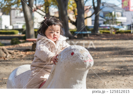 【冬の公園　遊具で遊ぶ1歳児】 125812015