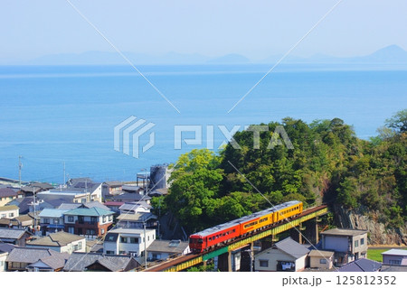 伊予灘を望む旅 観光列車伊予灘ものがたり 伊予灘を望む旅 観光列車伊予灘ものがたり 125812352