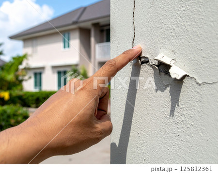 外壁 ヒビ 亀裂 欠陥住宅 経年劣化 外壁 ヒビ 亀裂 欠陥住宅 経年劣化 125812361