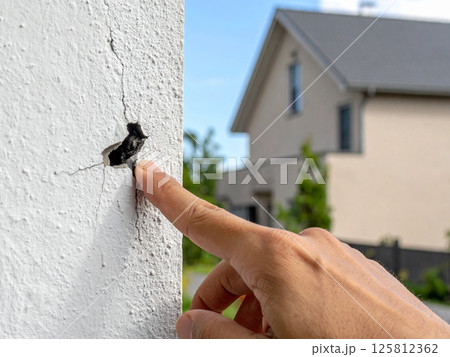 外壁　ヒビ　亀裂　欠陥住宅　経年劣化 125812362