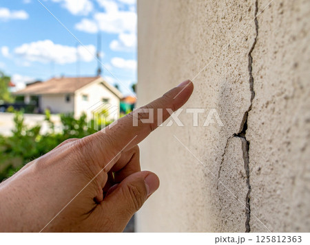 外壁　ヒビ　亀裂　欠陥住宅　経年劣化 125812363