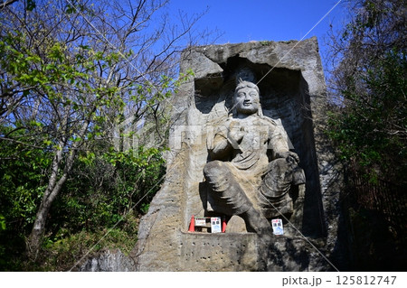 鷹取山の達磨仏 125812747