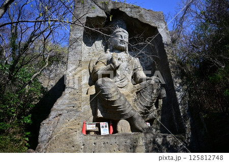 鷹取山の達磨仏 125812748