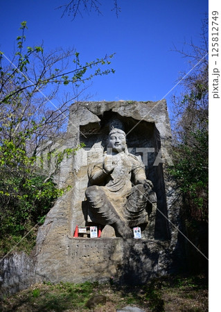 鷹取山の達磨仏 鷹取山の達磨仏 125812749