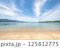 砂浜から眺める青い空の景色 125812775