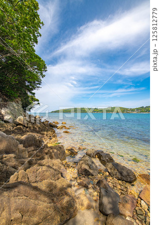 海岸の岩場から眺める景色 125812779