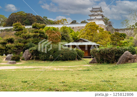 武蔵の庭園からみた巽櫓 125812806
