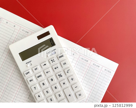 白い電卓と出納帳	 125812999