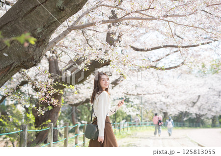 桜の時期に旅行する女性 125813055