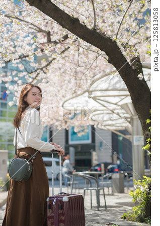 桜の時期に旅行する女性 桜の時期に旅行する女性 125813058