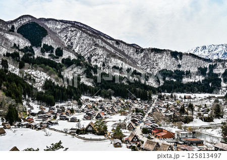 岐阜県の雪の白川郷 125813497
