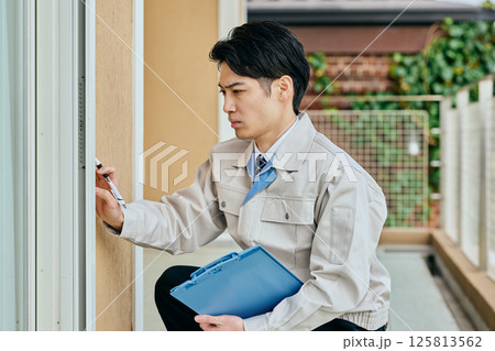 チェックする20代の若い男性 125813562
