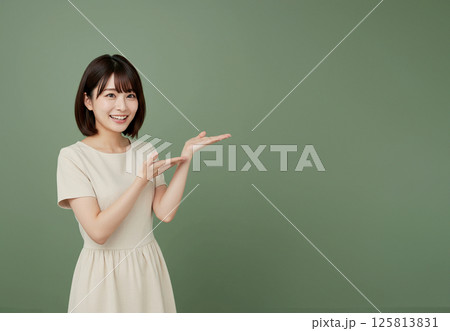 手で案内をしながら説明する黒髪の女性 125813831