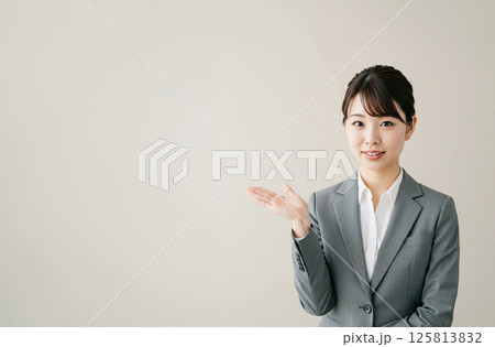 案内をする黒髪の若い日本人女性 125813832