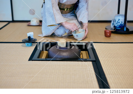 茶道体験でデモンストレーションをする女性 125813972