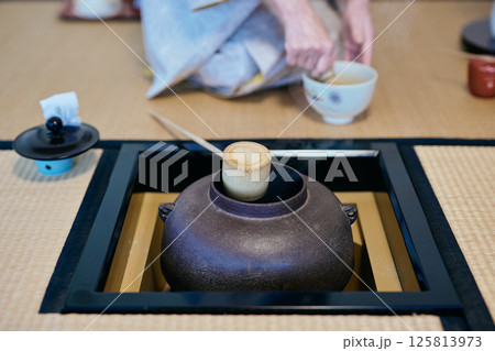 茶道体験でデモンストレーションをする女性 125813973