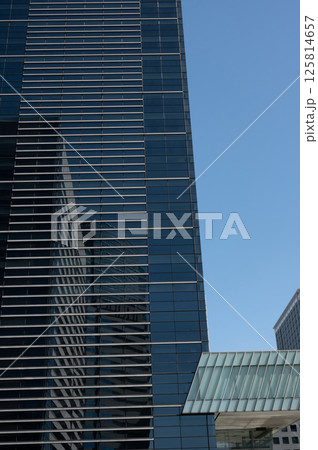青空に映える高層ビル 125814657