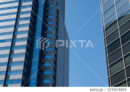 高層ビルの窓と青空 高層ビルの窓と青空 125814665