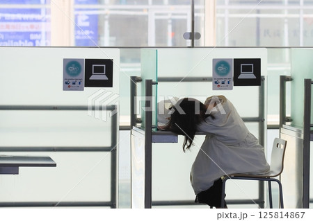 羽田空港国際線ロビーで出発を待つ訪日外国人 羽田空港国際線ロビーで出発を待つ訪日外国人 125814867
