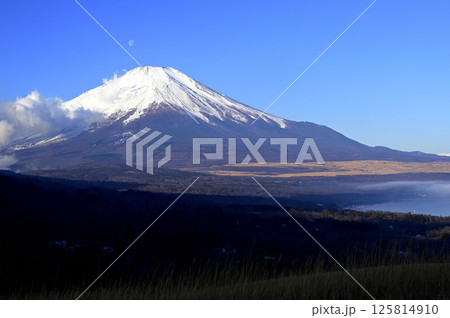 2月、富士の夜明け (撮影地:山中湖村、明神山パノラマ台付近) 2月、富士の夜明け (撮影地:山中湖村、明神山パノラマ台付近) 125814910