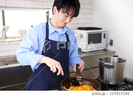 男性のキッチン 料理イメージ 男性のキッチン 料理イメージ 125815185
