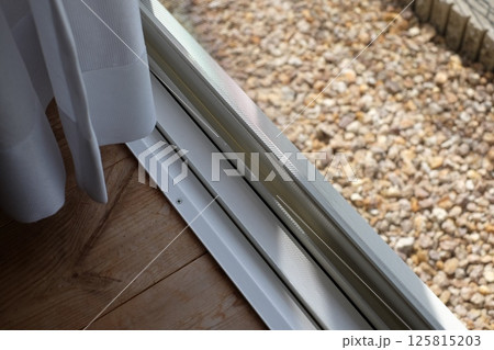 吐き出し窓の網戸　カーテン　無垢床 125815203