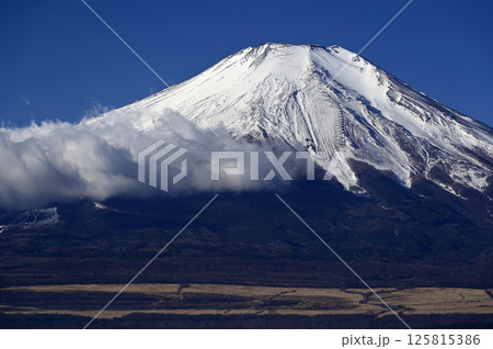 2月、朝の富士山 (撮影地：山中湖、長池親水公園付近) 125815386