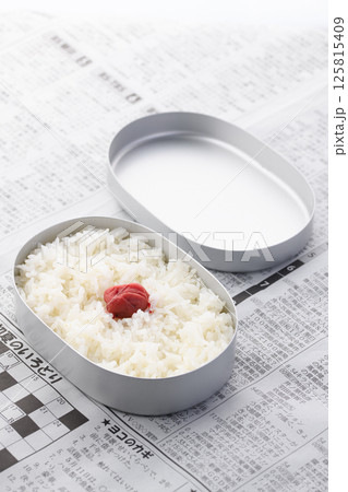 アルミの弁当箱に入れた 日の丸弁当 125815409