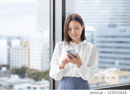 スマホを持つ女性 125815628