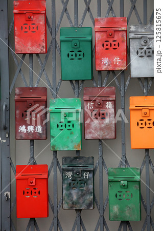 「信箱」と呼ばれる香港の典型的な郵便受けで、香港のアパートでよく見られる 「信箱」と呼ばれる香港の典型的な郵便受けで、香港のアパートでよく見られる 125815675