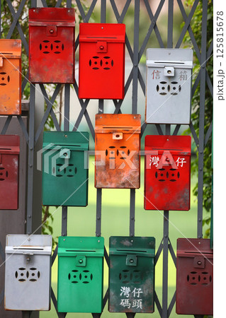 「信箱」と呼ばれる香港の典型的な郵便受けで、香港のアパートでよく見られる 125815678
