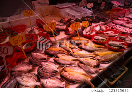 香港島北角の市場で売られる魚。日本ではなじみのない魚も多い 香港島北角の市場で売られる魚。日本ではなじみのない魚も多い 125815683