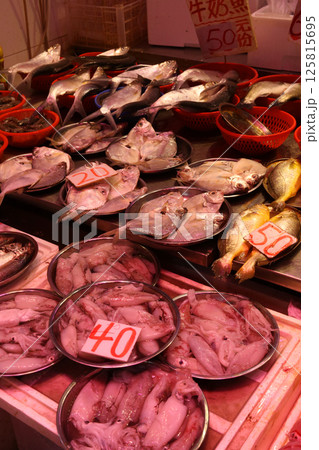 香港島北角の市場で売られる魚。日本ではなじみのない魚も多い 香港島北角の市場で売られる魚。日本ではなじみのない魚も多い 125815695