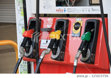 ガソリンスタンドの給油ノズル 125815756