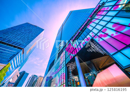 日本の東京都市景観 5月。渋谷サクラステージSHIBUYAタワーなどを望む 125816195