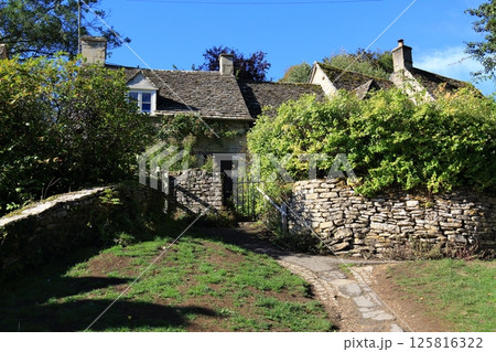 コッツウォルズの風景（Bibury） 125816322