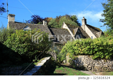 コッツウォルズの風景（Bibury） 125816324